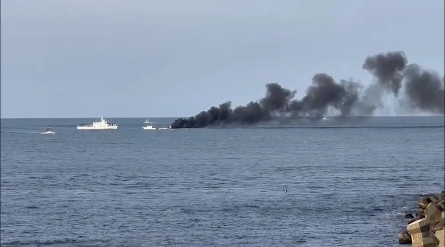 快訊/萬里外海驚傳火燒船！離岸2公里濃煙狂竄　船上3人狀況曝光