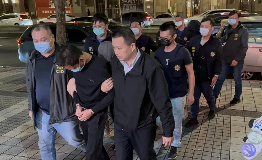 黑吃黑？內湖500萬搶案4嫌押回分局　警：不排除任何可能