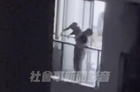 影/恐怖管教影像曝光！10樓陽台作勢扔兒下樓　目擊民眾急通報