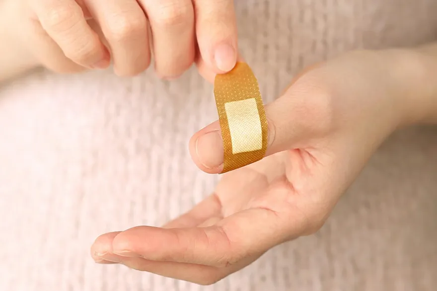 「生理食鹽水」開封後勿久放！ 藥師實測曝：傷口上灑細菌