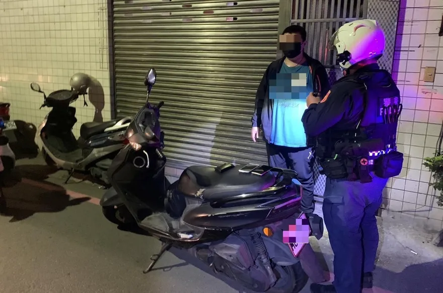 慣竊男見路邊機車鑰匙沒拔起盜心　下秒沒戴安全帽立刻被逮