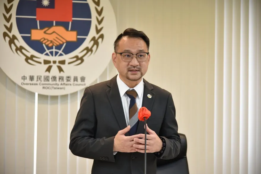 「綠營高官」慘了！高調曬「頭等艙」機票惹議　急刪文滅火網炸鍋