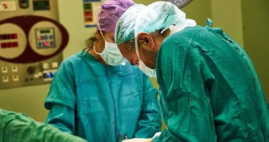 X光照阿嬤驚見鬼手！照護員一句話令他打冷顫　得知真相卻噗哧一笑