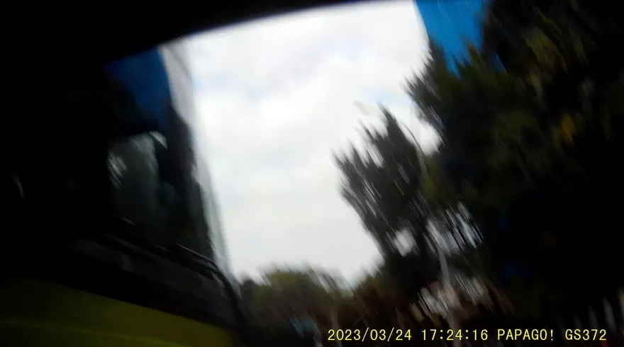 台大教授葉丙成車禍！碎玻璃噴濺「進他嘴」　公車油門催落撞上…事發瞬間照曝