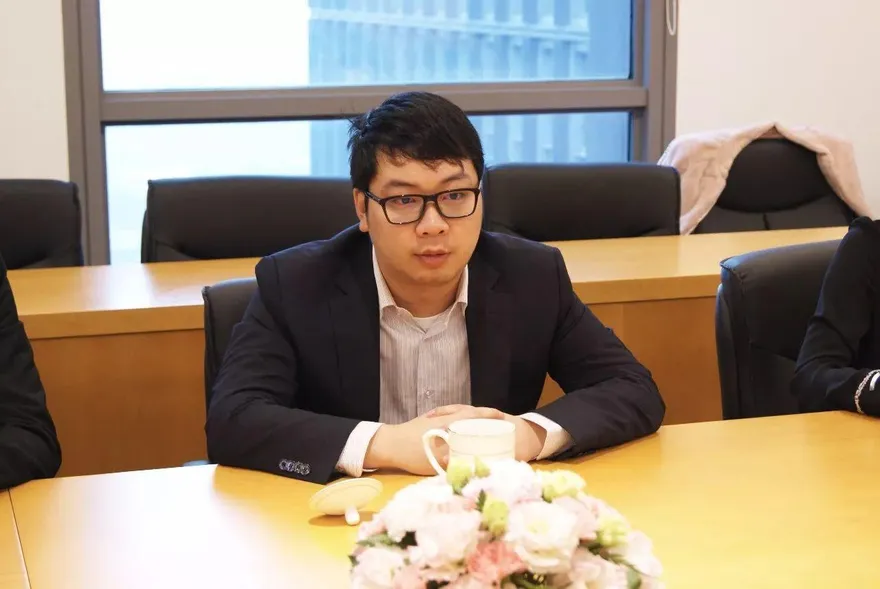 「90後」接管父親市值400億公司　後媽出面抗議：董事會違規