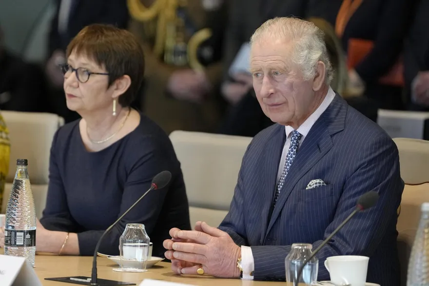 英王查爾斯三世首趟國是訪問預定訪法國　考量大規模示威未歇決定延期