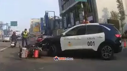 自己的車禍自己處理！警車路口撞重機　女騎士坐地哀嚎