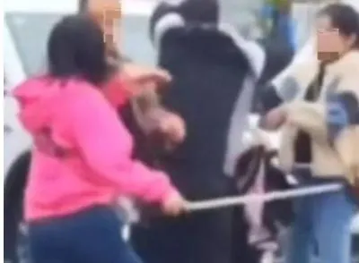 不滿老公打賞女主播31萬　人妻當街教訓「打到長棍斷掉」畫面瘋傳