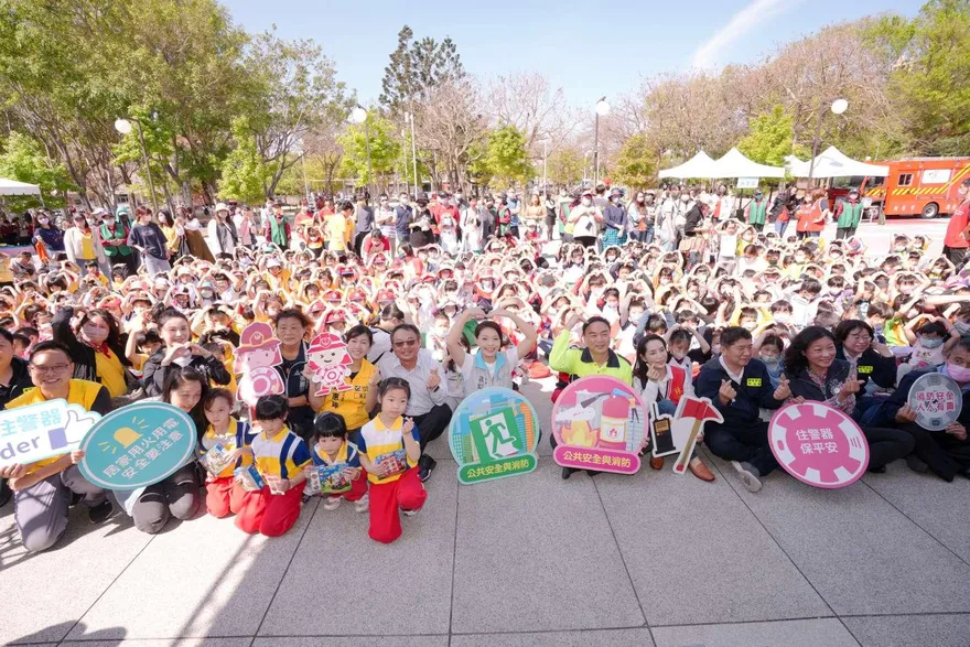幼童曝曬1小時！高虹安爽躲陰涼處挨轟 竹市消防局道歉了