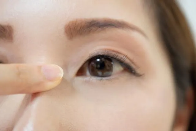 高度近視20歲嫩妹雙眼發紅、頭痛　就醫檢查發現竟是罹患「青光眼」！