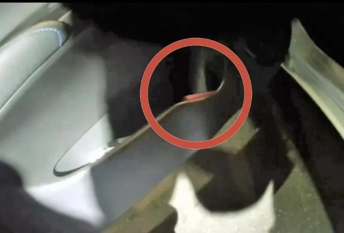 影/沒駕照沒繫安全帶可是有藏毒！他違規被警攔　駕駛座旁「小紅包」露餡