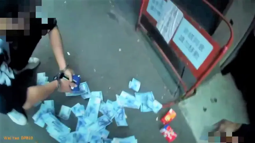 影/贓款撒滿地！板橋警當街「刷臉」驗身分逮車手　一查竟是9案通緝犯