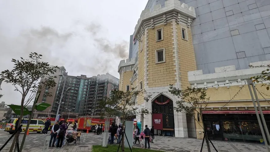 快訊/桃園台茂購物中心大火！黑煙瀰漫　逛街民眾驚逃戶外