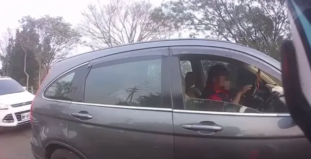 影/誇張！汽車按喇叭逼讓路　騎士質問、對方竟回「我要過呀」