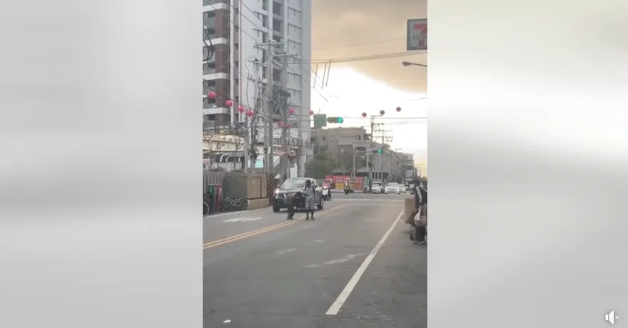 影/最美風景！「彎腰阿嬤」過馬路　棒球小球員幫扶慢慢走　網讚：真正男子漢
