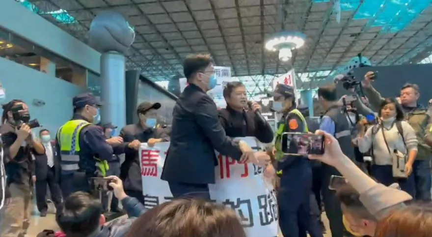 馬英九訪陸兩岸破冰/「馬英九賣台！」抗議團體衝機場   與警方爆發衝突