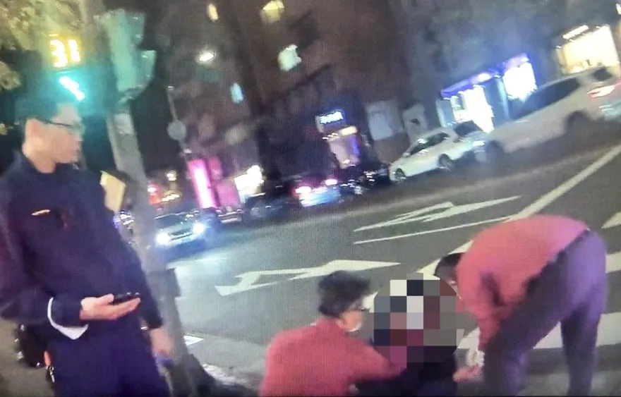 醉漢傍晚過馬路跌倒血流滿面　警傻眼：「哇！也跌的太嚴重了！」