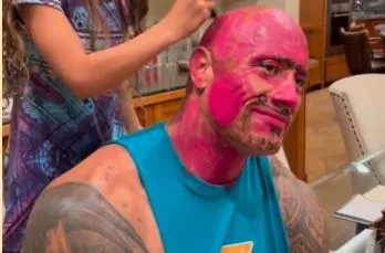 影/意外變身「粉紅亞當」！巨石強森寵女兒無極限　遭「口紅」畫臉苦笑：洗了一小時