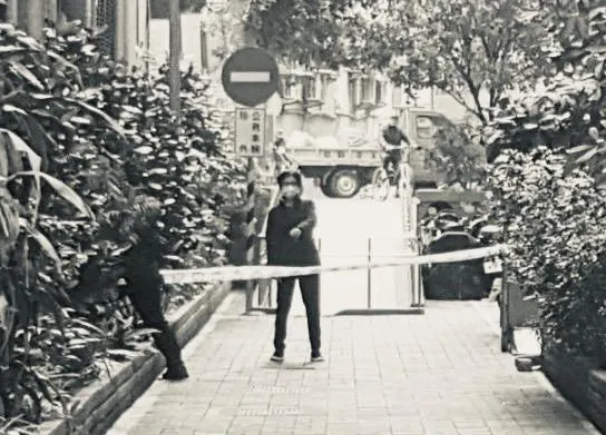 疑似玩手機被念不爽？小六男童高樓離奇墜防火巷亡　家屬痛哭癱軟難接受