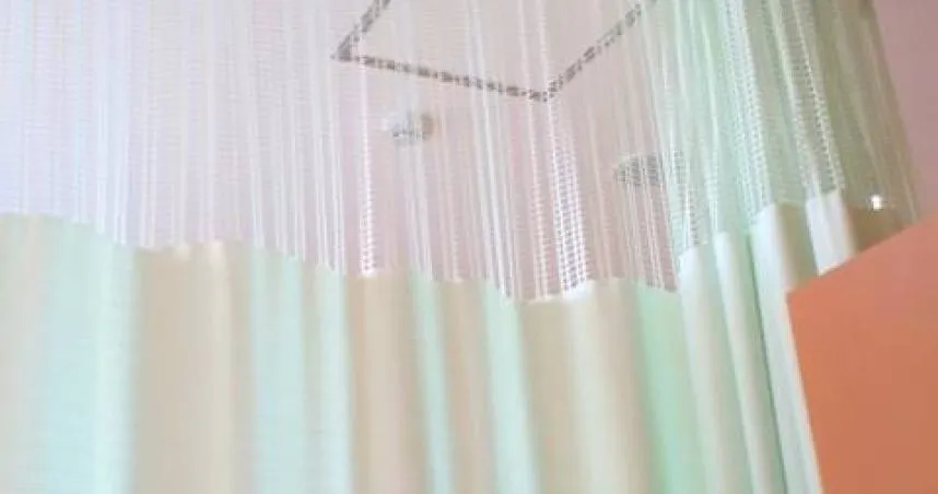 人妻亮出雙球給檢查！下秒門開「車頭燈照亮走廊」羞翻　醫丟300元賠償閃人