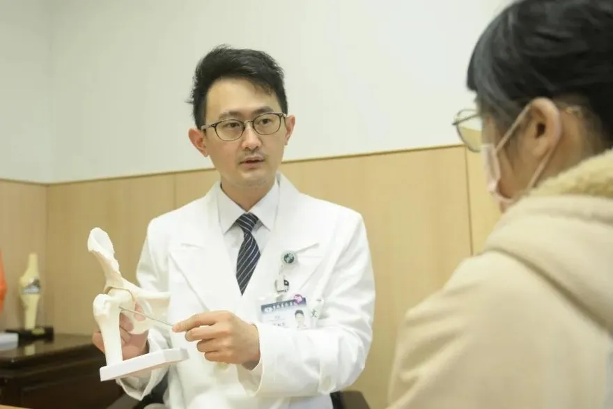 妙齡女髖關節不適以為生長痛！走不動才知「巨大細胞瘤」占滿骨頭