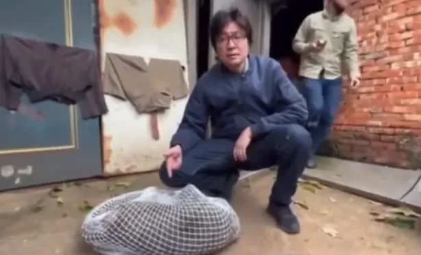 影/狒狒中彈噴血被打包！官員冷血「幫拍照傳給女兒看」　全網氣炸他卻幫腔