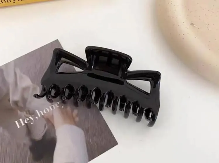 影/女子駕車上路發生嚴重車禍　頭上「這物」直插後腦勺險喪命