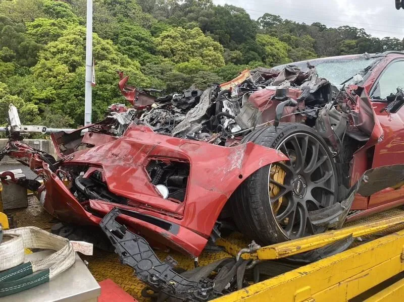 「瑞典坦克」五楊高架追撞工程緩撞車　車頭全毀駕駛挫傷送醫