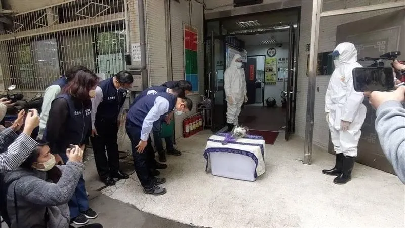 影/「狒」國殤？官員列排鞠躬獻花　網友疑惑：「難道要立銅像和入忠烈祠」