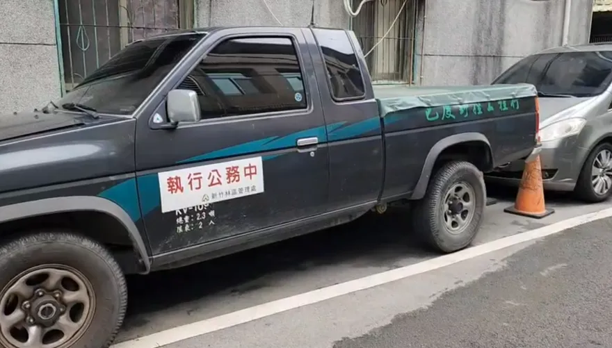 直擊射狒獵人住家！公務車停家門外「值勤中」　家人曝他射擊、射箭都會