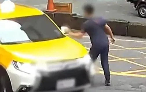 影/賭爛「巴蕊」外加比中指！汐止爆不滿小黃太靠近　竟1掌擊毀照後鏡