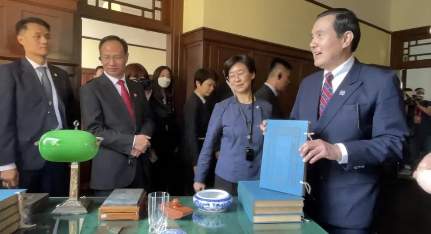 影/馬英九訪陸兩岸破冰　馬參訪南京總統府　赫見同版藍色文件本