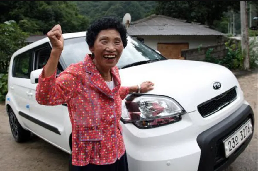 考了960次不放棄！老奶奶高齡69終獲駕照　還得50萬新車