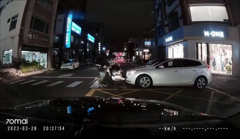 影/行人地獄再+1！ 新竹惡質車壓斑馬線2度直衝行人　家長肉身護娃氣炸