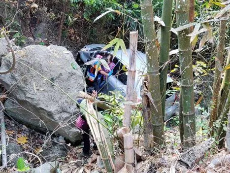 快訊/轎車撞破護欄墜谷！台南楠西山區事故　駕駛墜10米深谷送醫
