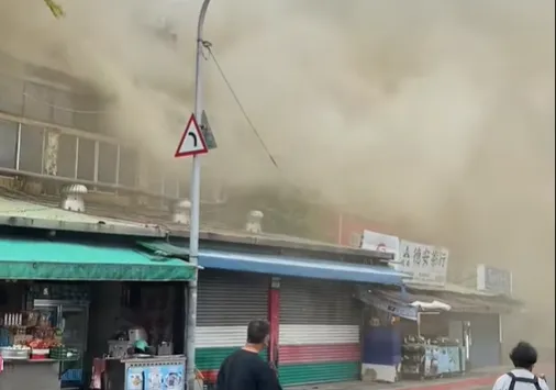快訊/關渡宮鐵皮屋火警！濃煙竄「街道變灰」不見路　消防隊花半小控制火勢