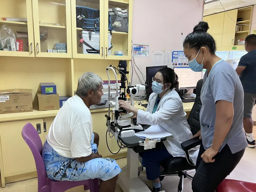 台民超有愛！捐贈「上萬副舊眼鏡」　中山附醫赴吐瓦魯執行醫療計畫