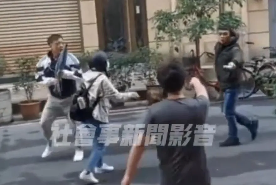 桿麵棍VS雨傘！姊弟反目男友出頭　2男街頭對決互控傷害全進警局
