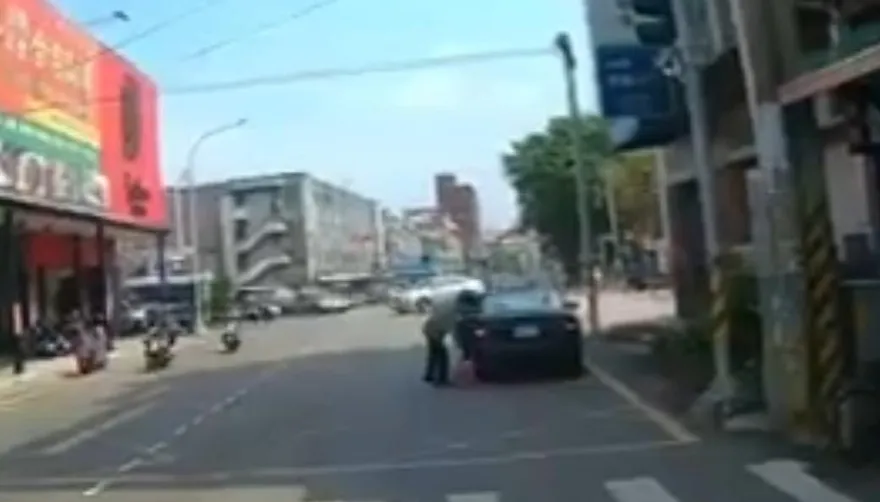 影/閃黃燈+警示牌！雲林阿伯「違停買便當」　網虧：特戰偽裝高手