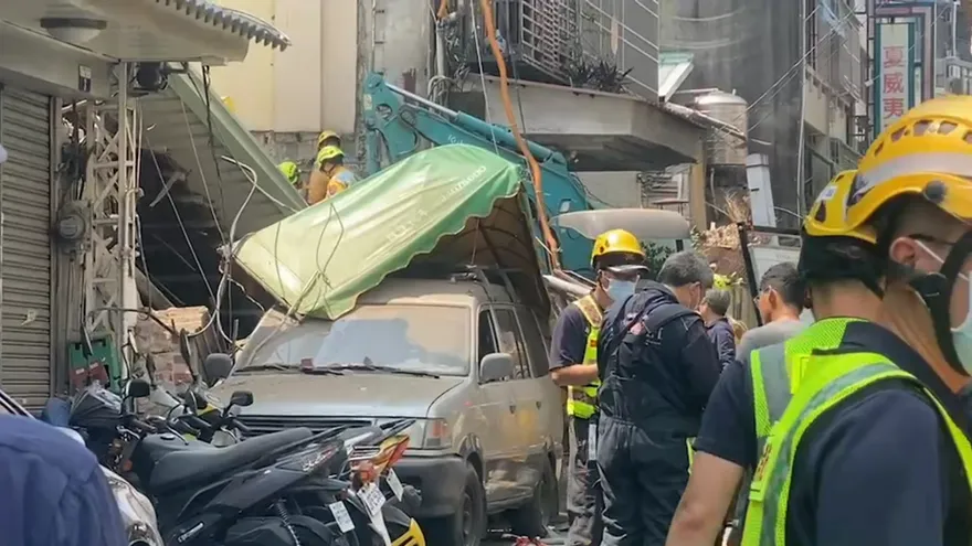 台中民宅倒塌釀1死2受困　工人家屬衝現場悲喊尋兄
