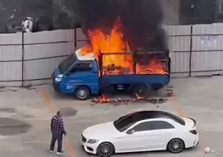 影/濃煙竄5層樓高！新竹停車場驚悚火燒車　警消急奔撲滅