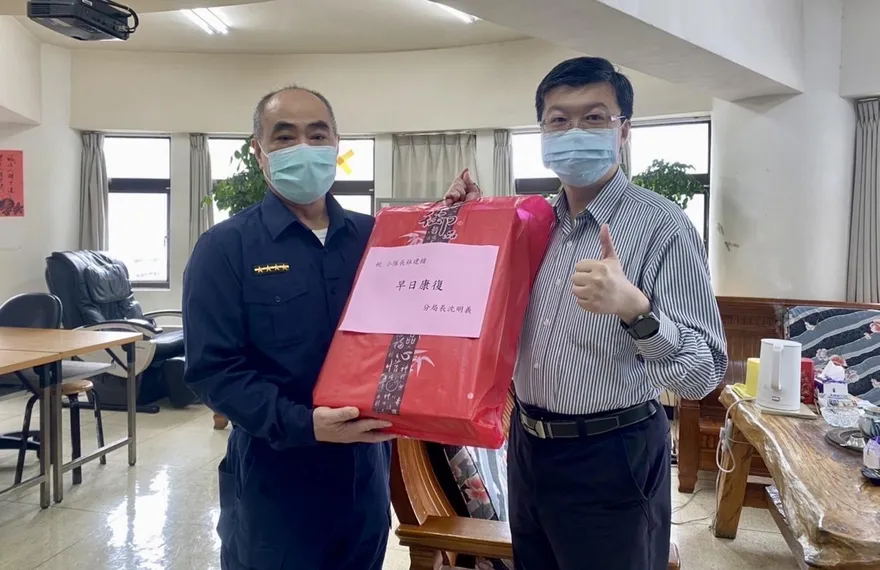 59歲勇警退休前對決33歲通緝犯　遭抓傷仍負傷追捕壓制逮人