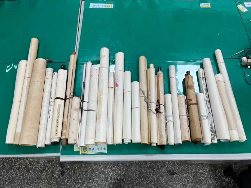 回答不出作者、年代無處銷贓！他闖屋盜走27幅字畫遭逮