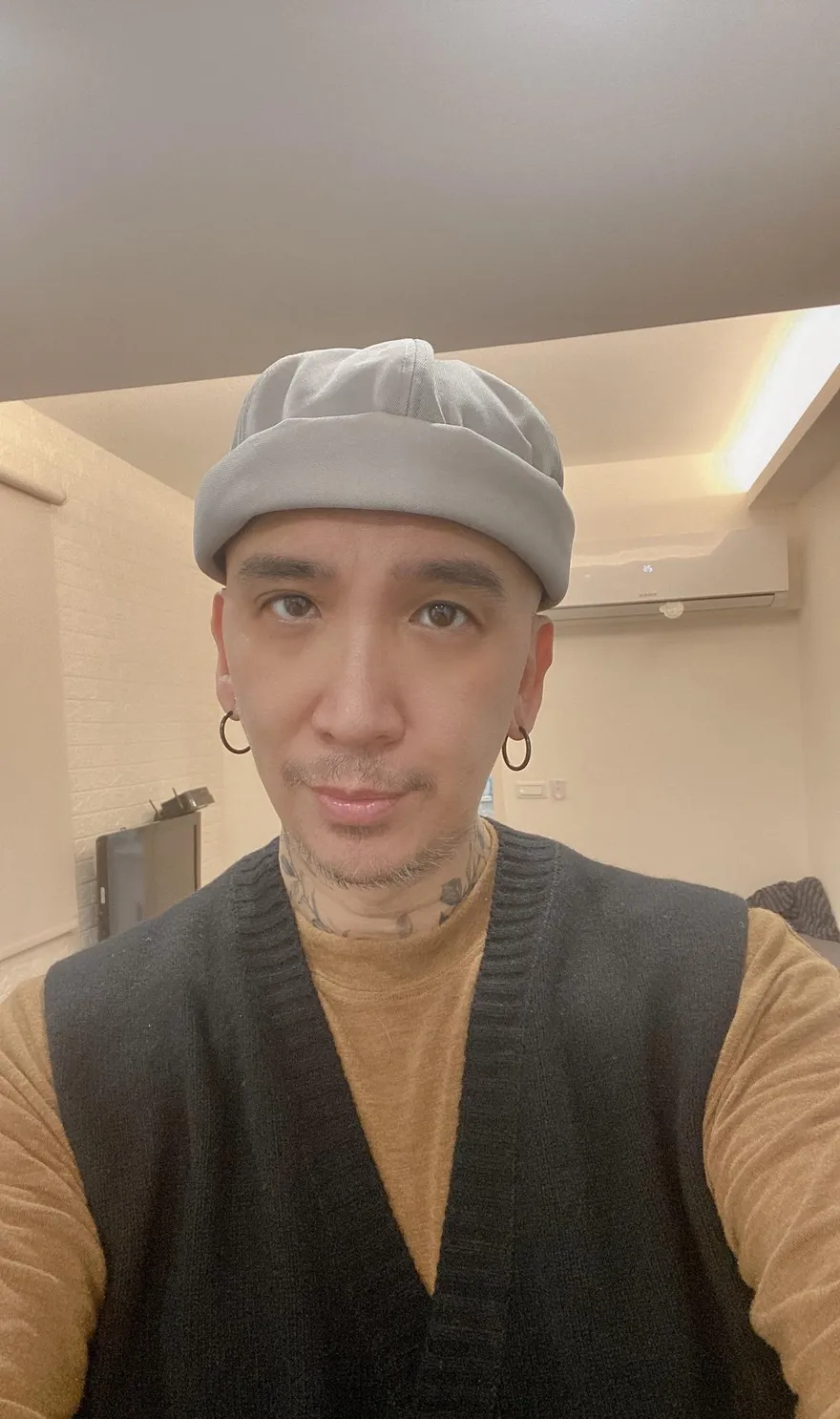 罹攝護腺癌轉移脊椎骨！作家H再爆染重症！醫:遭判不治剩2-3年 憂「開始過著如太監般的生活！」