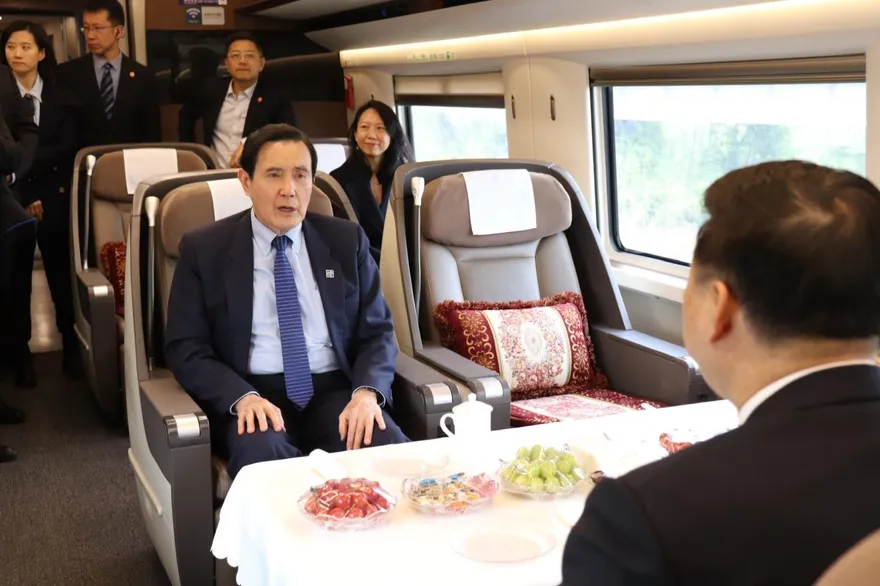 影/馬英九訪陸兩岸破冰　馬英九抵長沙訪周南中學　見證母親優異成績單