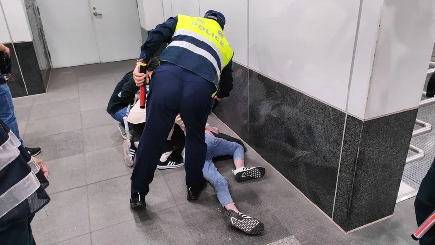 爽看演唱會卻差點喪命！五月天女粉「透不過氣」昏厥捷運站　護理師路過急救
