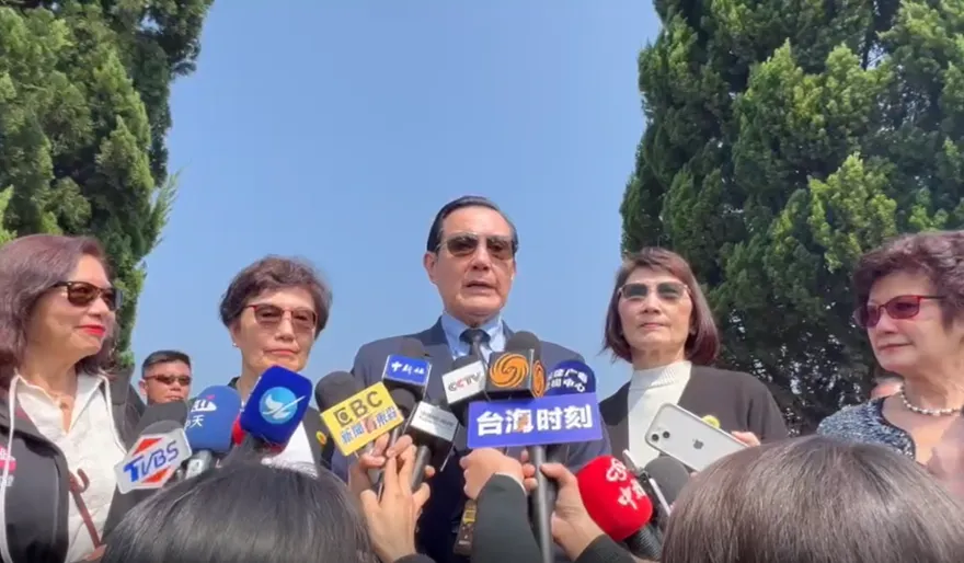 影/馬英九訪陸破冰　馬英九祭祖哭了！哽咽落淚述鄉情