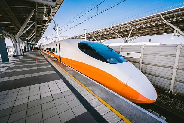 連假第2天就出包！高鐵列車突急停　車廂「一片黑」乘客全嚇壞