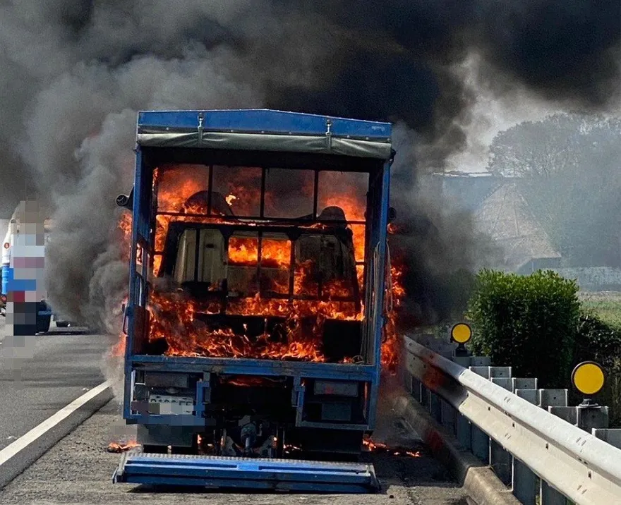 快訊/國1嘉義路段火燒車！黑煙爆竄衝破窗　回堵5km塞爆