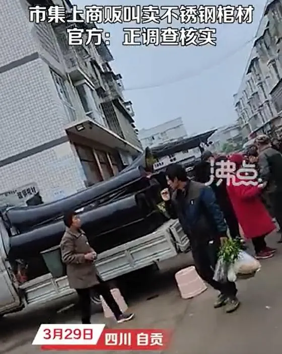 影/街頭叫賣「特殊棺材」引圍觀　資深同業爆：「這材質」可耐腐